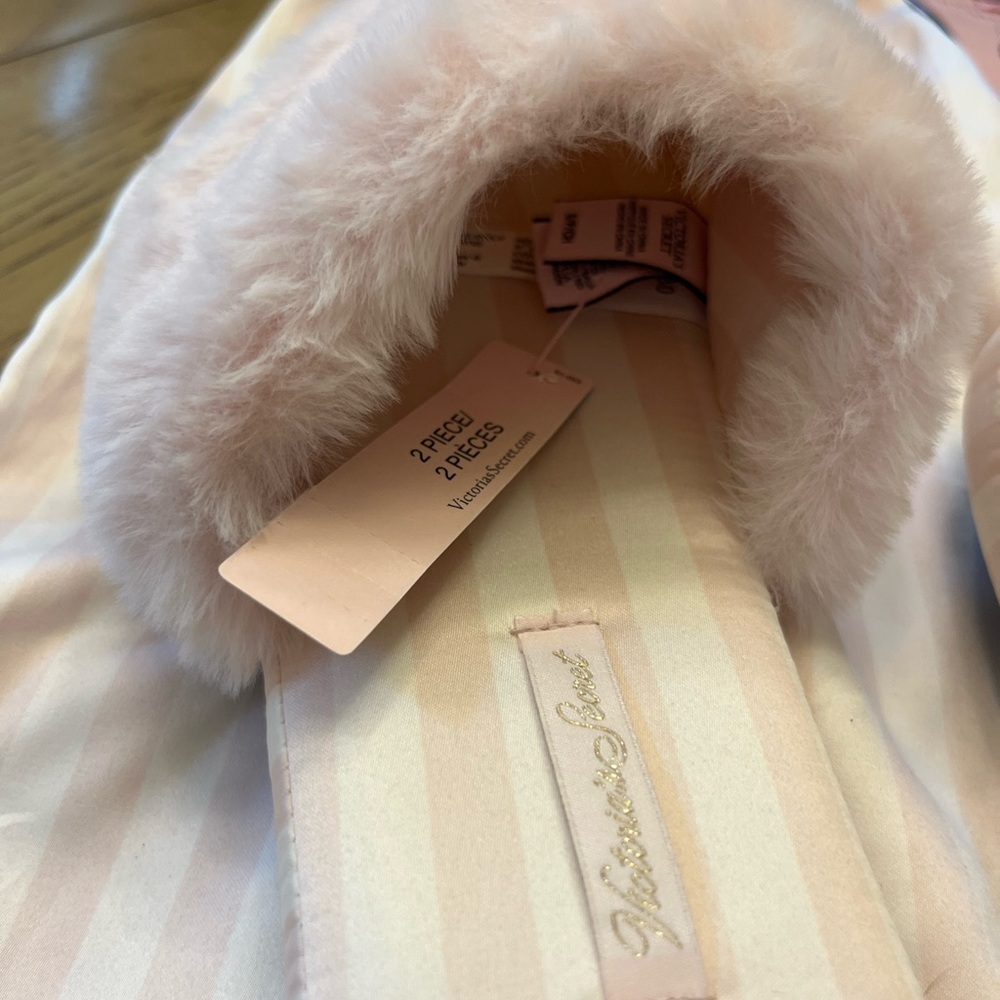 VICTORIA’S SECRET *NEW* Light Pink Striped Slippers with bag - Picture 10 of 11